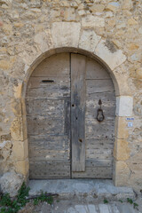 Porte médiévale d'une maison d'un village provençal 