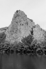 Felsen am Flussufer