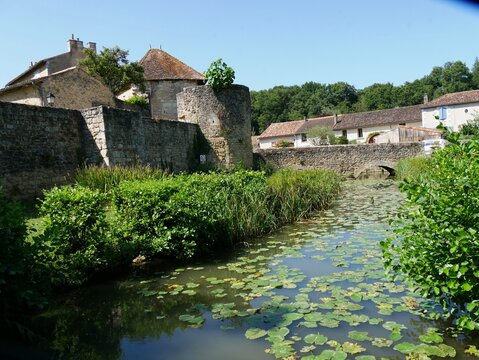 Abbaye fortifi&eacute;e Saint-Junien de Nouaill&eacute;-Maupertuis du IXe si&egrave;cle dans la vall&eacute;e du Miosson. Ordre b&eacute;n&eacute;dictin. Vienne France Europe