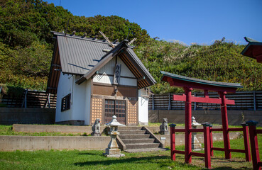 積丹神社｜ウニ丼で人気の食事処「みさき」の裏側にある平屋作りの神社です
