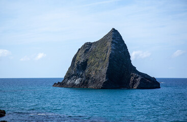 窓岩（まどいわ）　積丹半島｜積丹ブルーに浮かび独特な形をした存在感あふれる奇岩