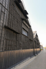 Fototapeta premium 歴史を感じる黒壁の木造建築物