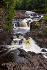 Obraz premium Upper Potato River Falls - A scenic waterfall landscape in the summer.