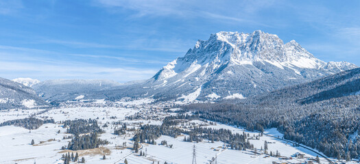 Ausblick von Biberwier zum mächtigen Wetterstein-Massiv mit der verschneiten Zugspitze im Winter
