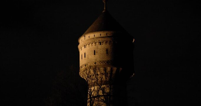 Lippstadt Wasserturm bei Nacht in gelben licht