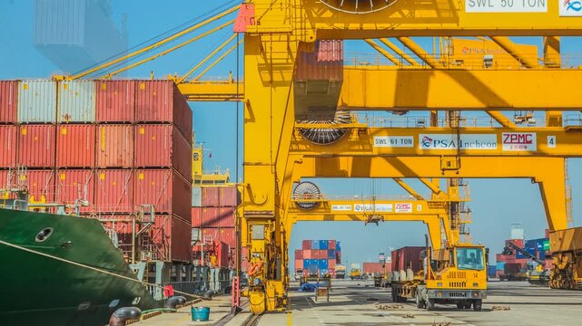 The logistics hub of Korea moves tirelessly, day and night.