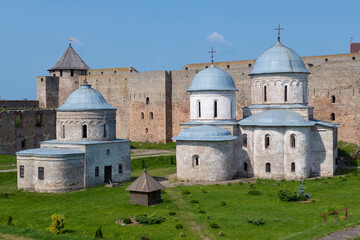 Obraz premium View of the ancient temples of the Ivangorod fortress on a sunny July day. Ivangorod, Russia