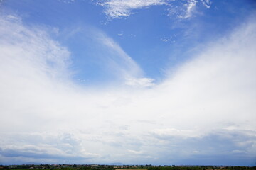 Obraz premium Wide white cloud in the sky