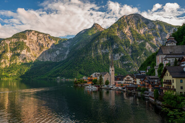 Naklejka premium Panoramic view of the village of Hallstatt on Lake Hallstatt in Austria.