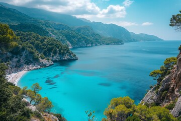 Obraz premium Turquoise water surrounding secluded beach with tourists enjoying summer sun