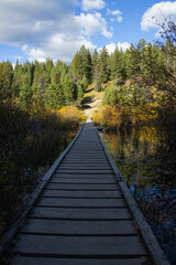 Obraz premium Wooden bridge to cross the five lakes of Canada.