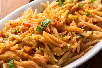 Deliziose trofie condite con zucchine, gamberetti e bottarga, pasta italiana 