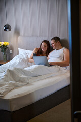 Fototapeta premium Couple is looking at something on the laptop