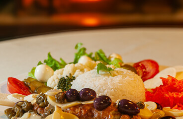 File de peixe com arroz, alcaparras, champignon   e azeitona pretas