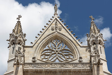 Obraz premium Spanien - Leon: Kathedrale mit Fassade - Detail mit Giebel
