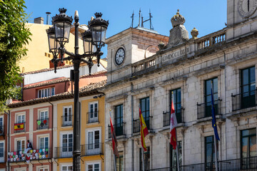 Spanien: Burgos - Plaza Mayor: Bunte Häuser mit Laterne und Uhr
