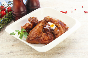 Roasted chicken wings with spicy sauce