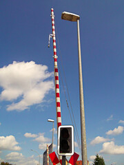 Ein beschrankter Bahnübergang