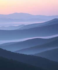 Obraz premium Evening fog envelops rolling mountains at twilight