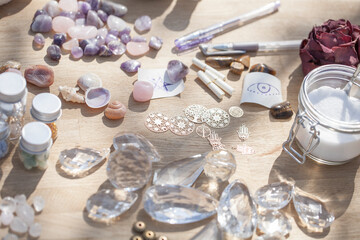 Edelsteine und Glaskristalle