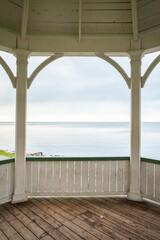 Pavillon mit Fensterbogen mit Blick auf ruhigen See in Kanada 