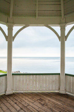 Fototapeta Pavillon mit Fensterbogen mit Blick auf ruhigen See in Kanada 