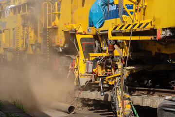 Baumaschine ersetzt den Schotter am Gleis