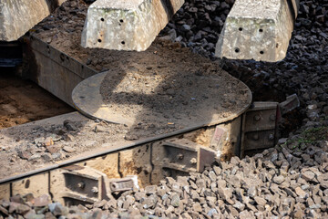 Baumaschine ersetzt den Schotter am Gleis