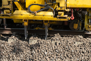 Baumaschine ersetzt den Schotter am Gleis