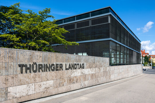 Der Schriftzug "Th&uuml;ringer Landtag" prangt auf einer Steinmauer vor dem Geb&auml;ude des Plenarsaals, ein markantes Zeichen der politischen Bedeutung dieses Ortes in Erfurt.