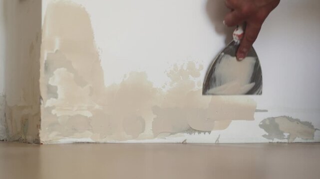 Hand with a putty knife, apply the putty to the wall. Repair the walls