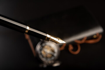 Naklejka premium Fountain pen, beautiful fountain pen and beautiful vintage watch positioned on leather surface, selective focus.