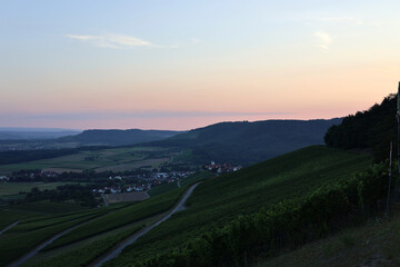 Obraz premium In der Abenddämmerung wurde der Ort Hohenhaslach bei Sachsenheim inmitten einer wunderschönen Weinlandschaft fotografiert.