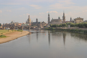 Fototapeta premium Sommer in Elbflorenz; Blick von der Marienbrücke auf die barocke Altstadtsilhouette