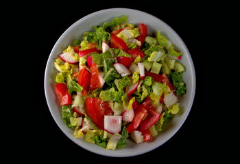 Salat mir Tomaten, Radieschen, Paprika und Zwiebel