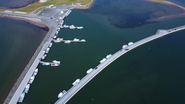 Vue de drone sur le port de Le Goulet ( Shippagan ), P&eacute;ninsule Acadienne,Nouveau-Brunswick. Petit port de p&ecirc;che commerciale typ&icirc;quement acadien. Passage de bateaux vers le Golfe Saint-Laurent.