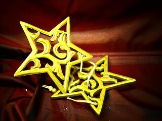 Zwei goldene Sterne auf dunkelroten Grund