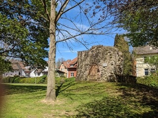 Reste eines alten Wehrturmes mit Stadtmauer 
