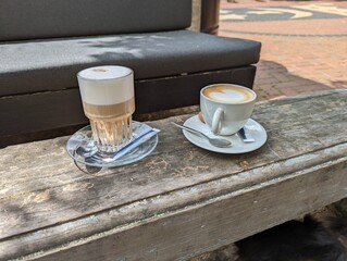 Zwei Kaffeegetr&auml;nke auf einem Tisch aus einer Schiffsplanke 