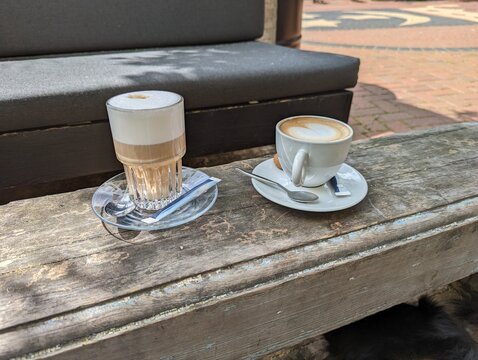 Zwei Kaffeegetr&auml;nke auf einem Tisch aus einer Schiffsplanke 