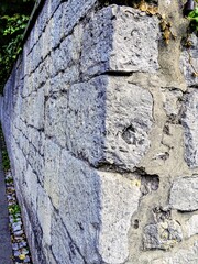 Mauerwerk einer mittelalterlichen Stadtmauer 