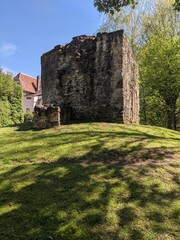 Ruine eines alten Aussichtsturms von einer Stadtmauer 