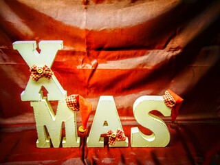 Xmas - weisse Buchstaben auf edlem, leuchtend rotem Hintergrund