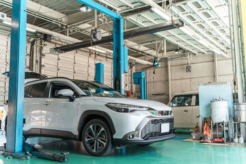 自動車整備工場・ピットにある自動車
