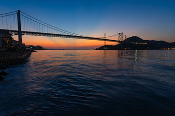 Obraz premium 薄明光線出る夜明けの関門海峡20240813-3