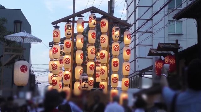 夏の風物詩である京都祇園祭の宵山の提灯と観光客の歩くシルエット
