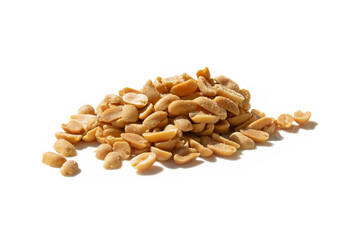 Orzeszki ziemne na białym tle, słone orzechy z solą