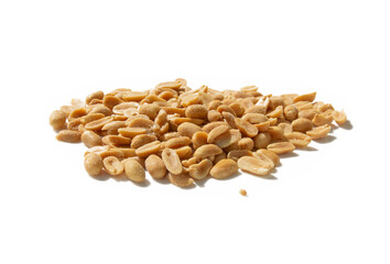 Orzeszki ziemne na białym tle, słone orzechy z solą