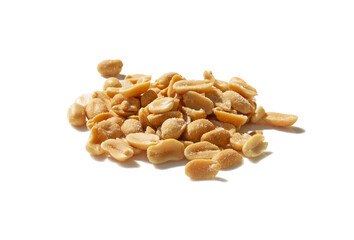 Orzeszki ziemne na białym tle, słone orzechy z solą