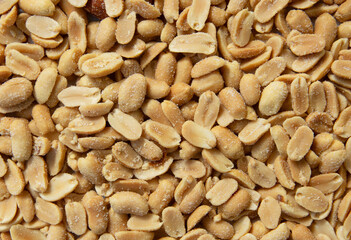 Orzeszki ziemne na białym tle, słone © markstudio2008